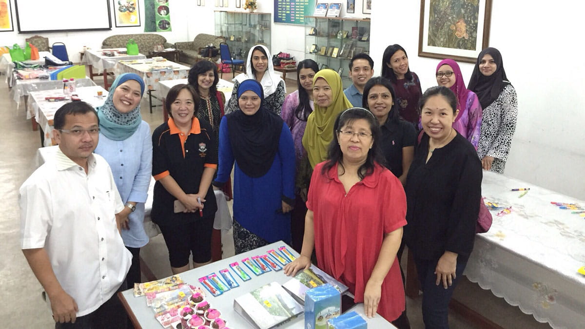Dr Ho Sook Wah with parents and teachers at the Reading Rocks Club)