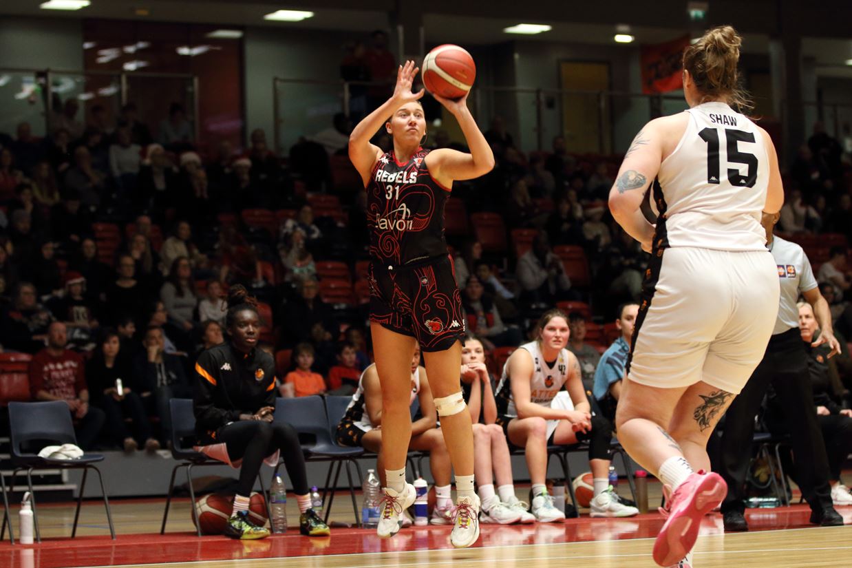 Alexa Naessens lines up a shot)