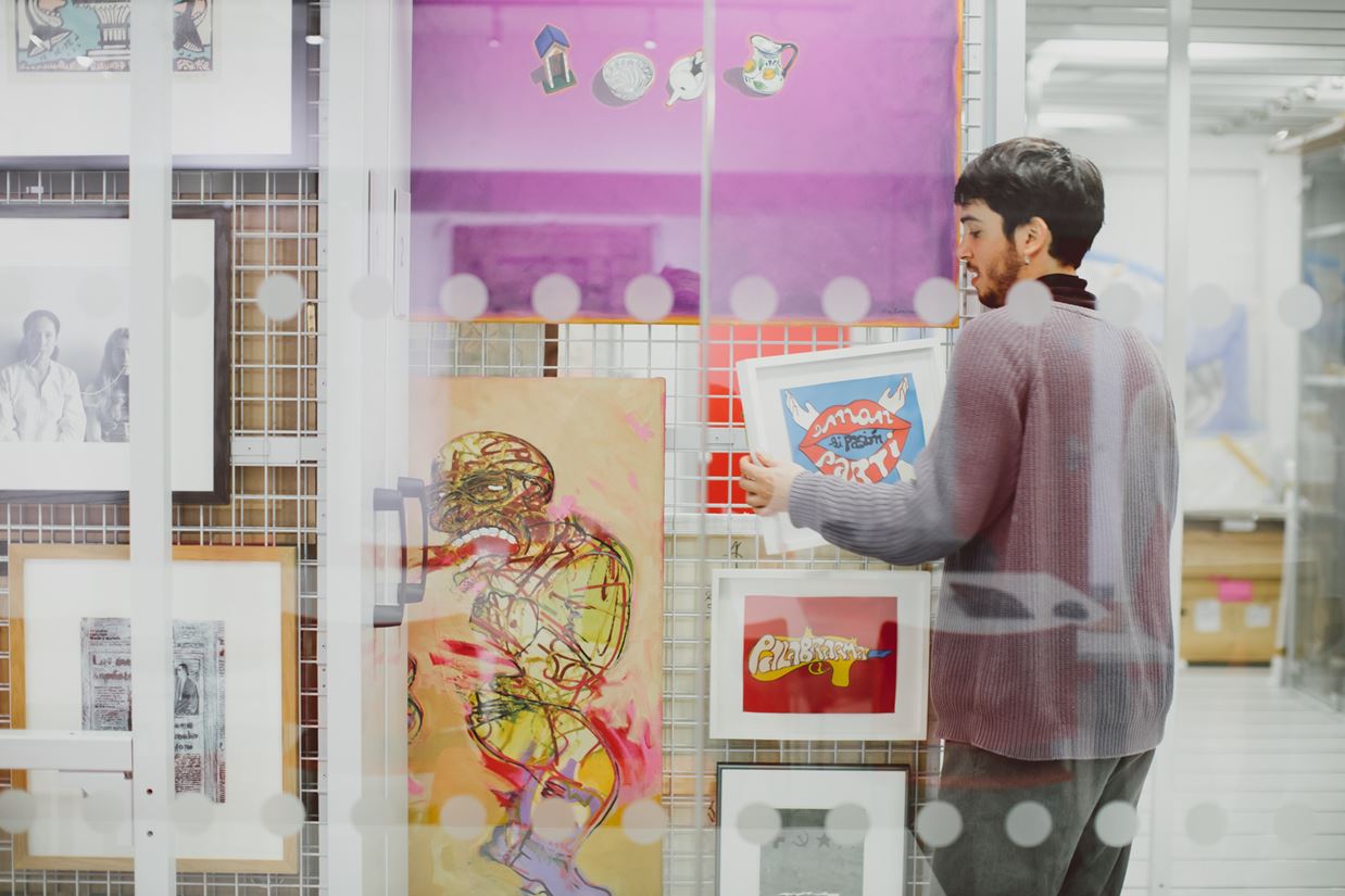 Curator organising artworks in ESCALA)