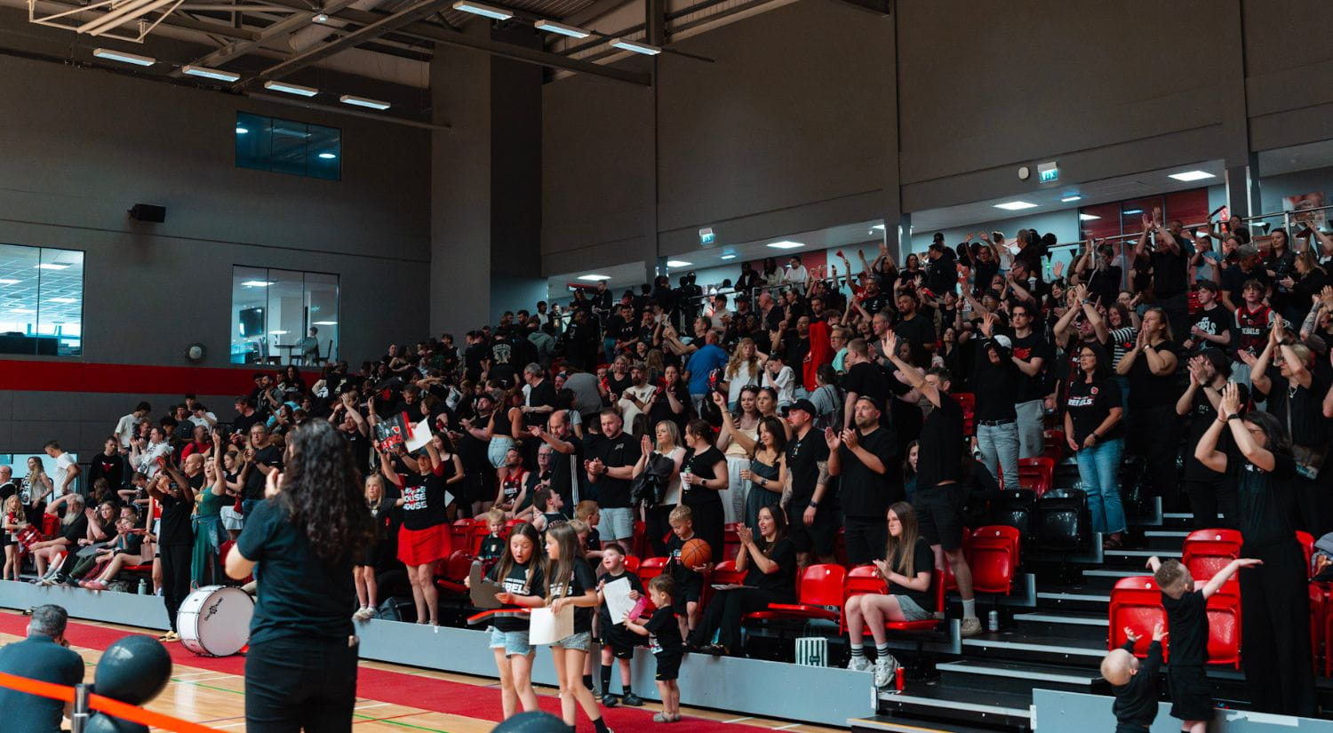 The crowd cheering on the rebels