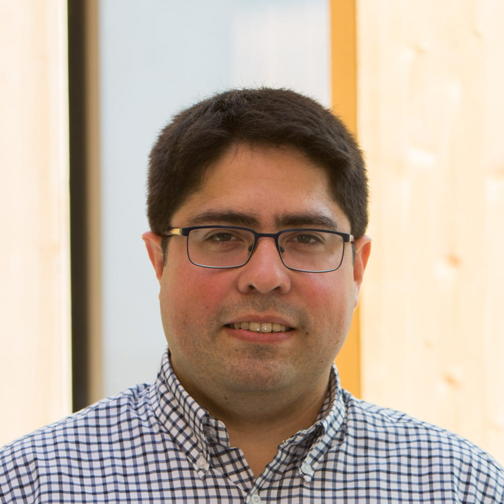 Portrait photo of Dr Jose Linares Zegarra