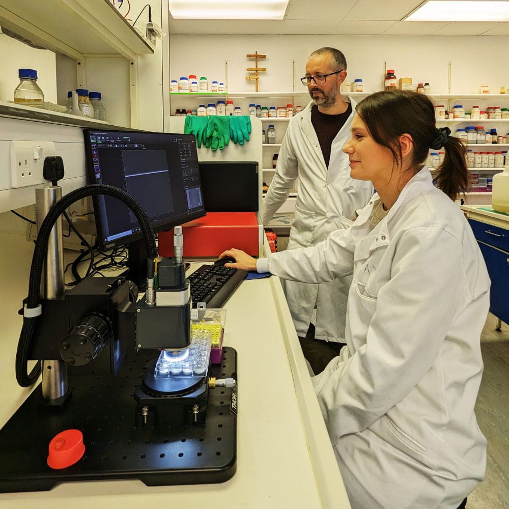 Dr Nick Aldred and technician Patrycja Pajewska conducting biofilm imaging