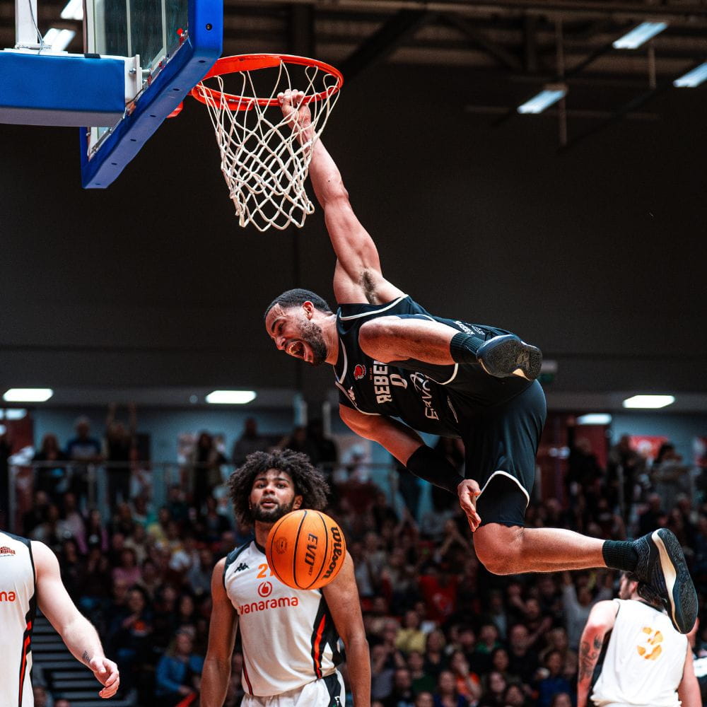 Luke Busumbru dunking - Photo credits Kai Johnson