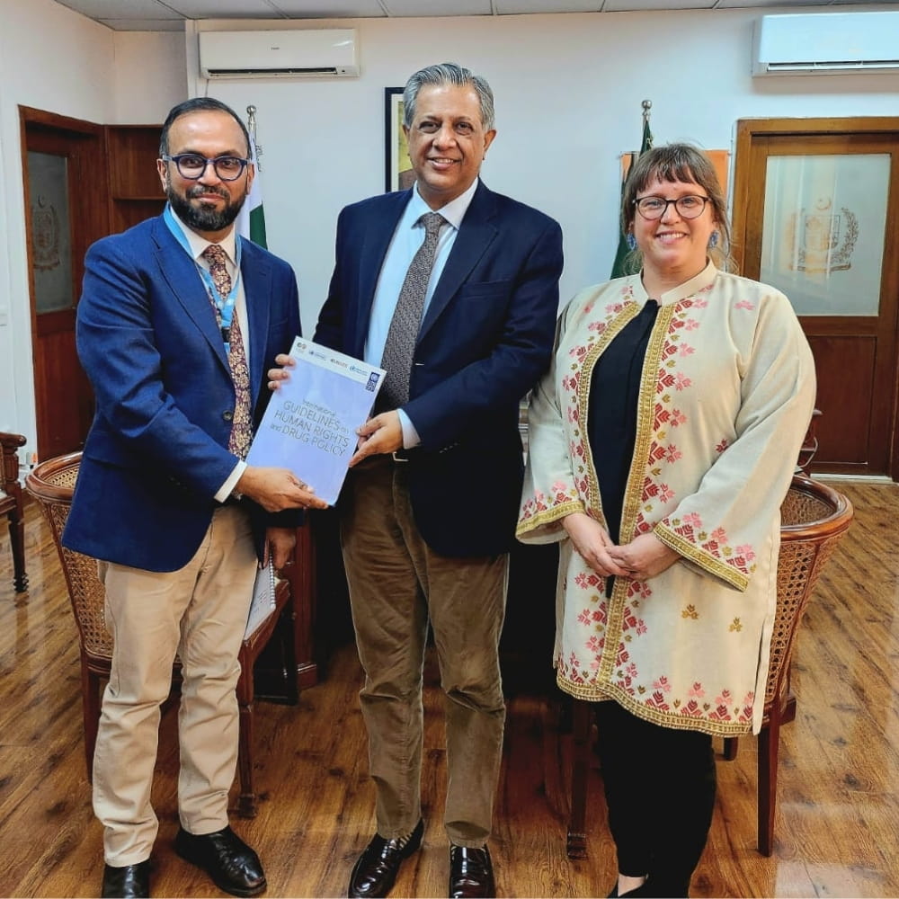 Julie Hannah met Government officials in Pakistan