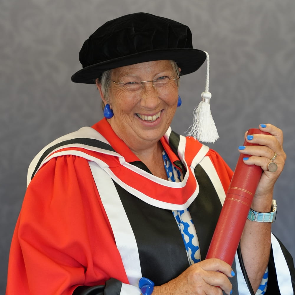 Dr Lesley Thompson 