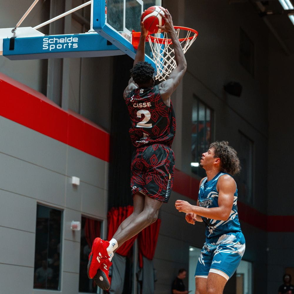 Aliou Cisse dunking