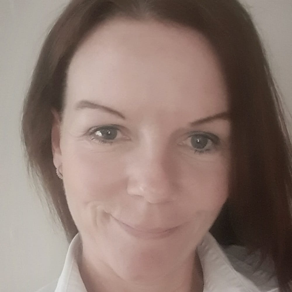 A headshot of Psychology graduate Helen O'Neill, a white woman with dark hair.