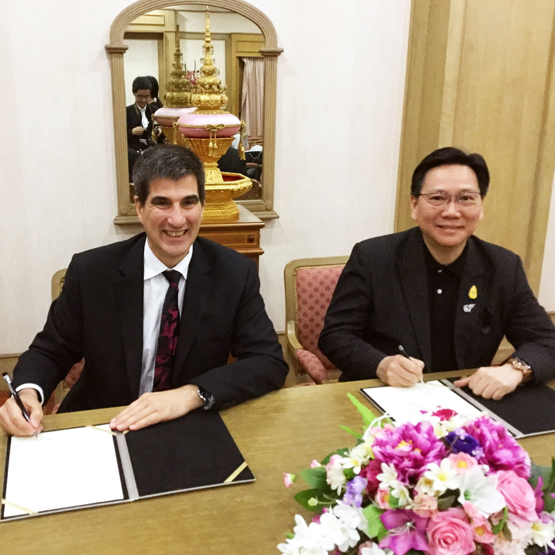 Vice-Chancellor signing agreement with partner institute