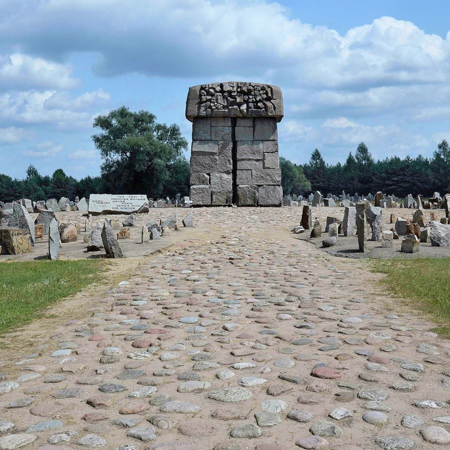 Dr Roman Nieczyporowski: ‘Negotiating Art, Memory and the Holocaust in Contemporary Poland.’