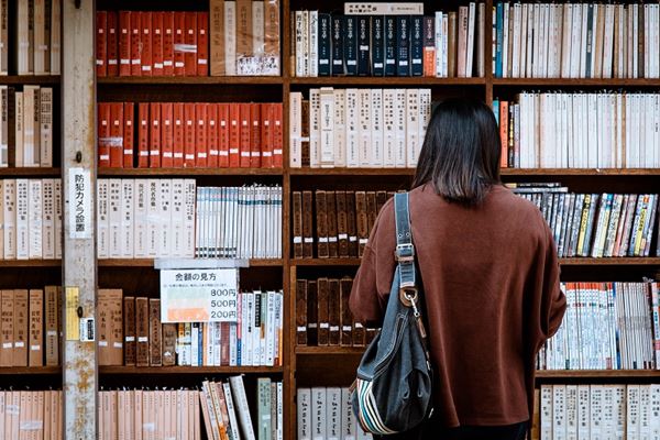 What careers can I go into with a literature degree?  [The ultimate 2024 careers guide] | Blog 