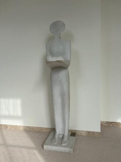 Statue of a faceless figure holding its hands out, from the Palais des Nations.