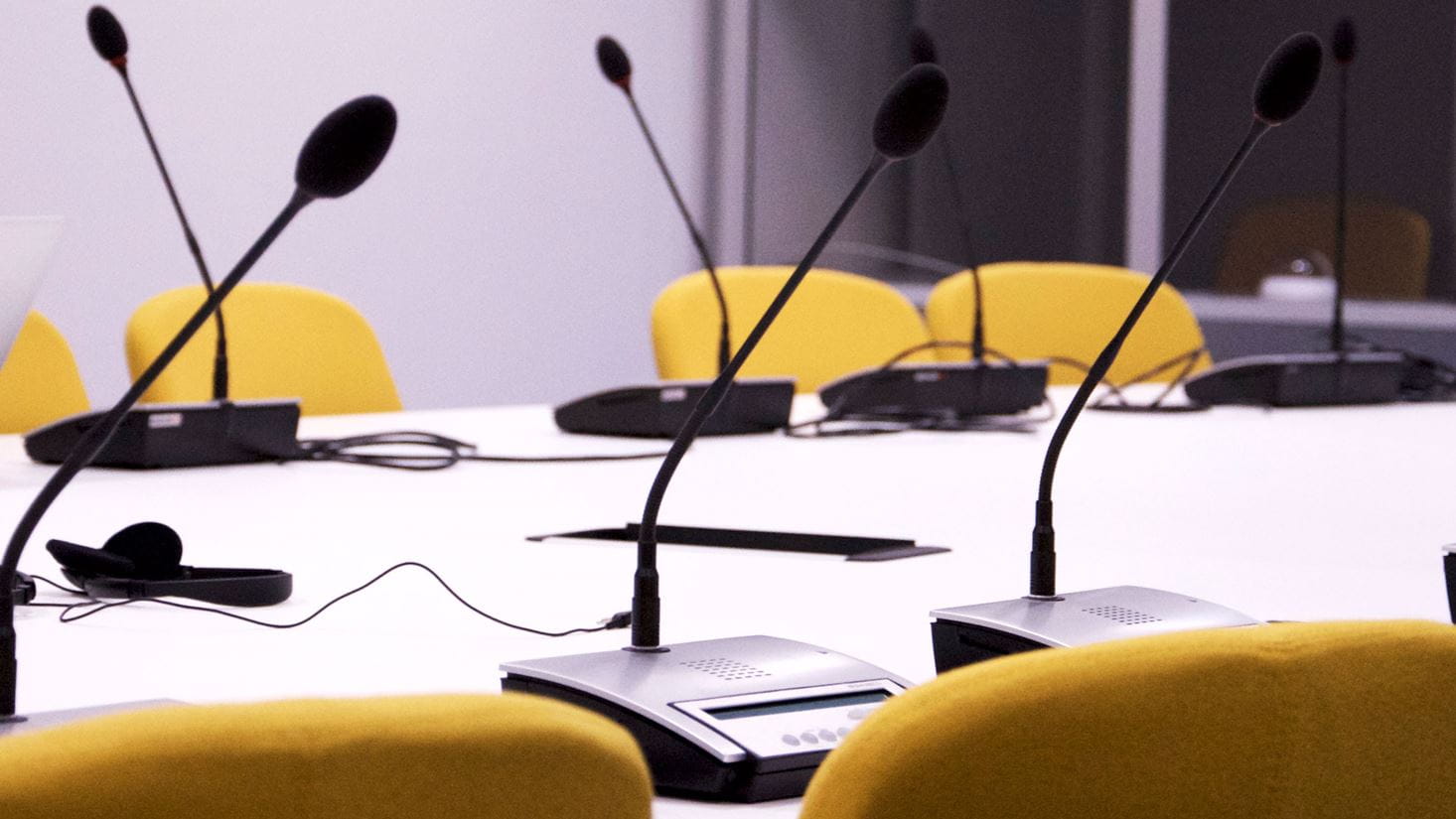 the table, chairs and microphones in the interpreting lab