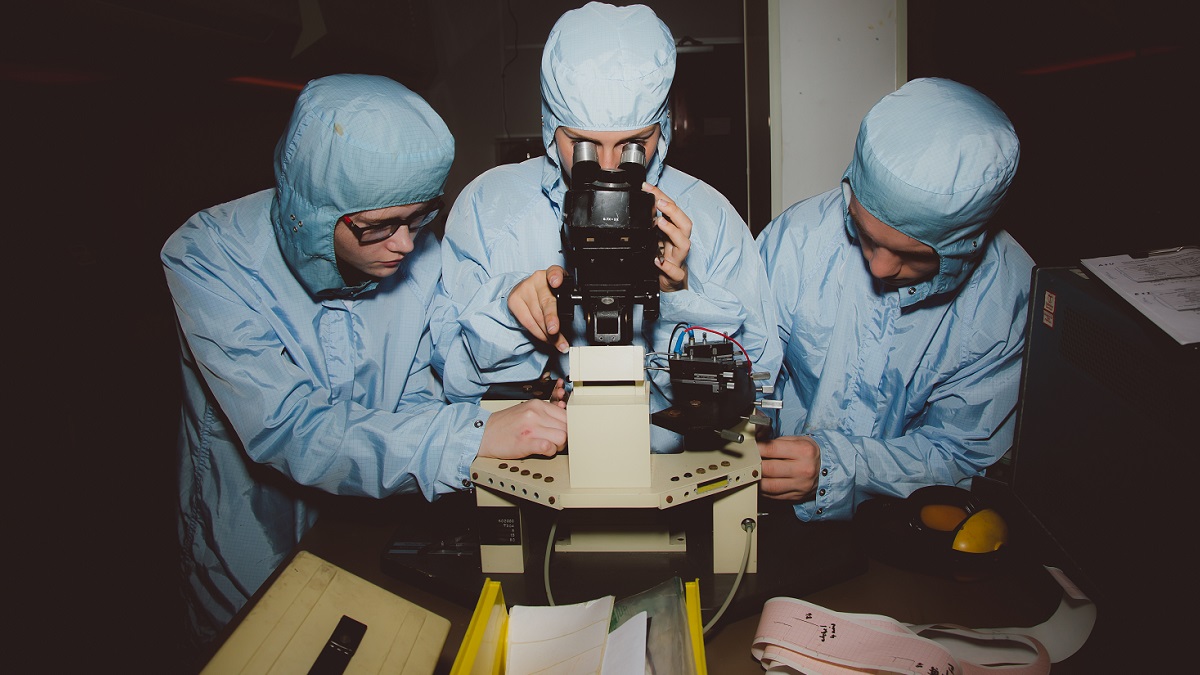 Our cleanroom facilities can be used to create a range of semiconductor devices.)
