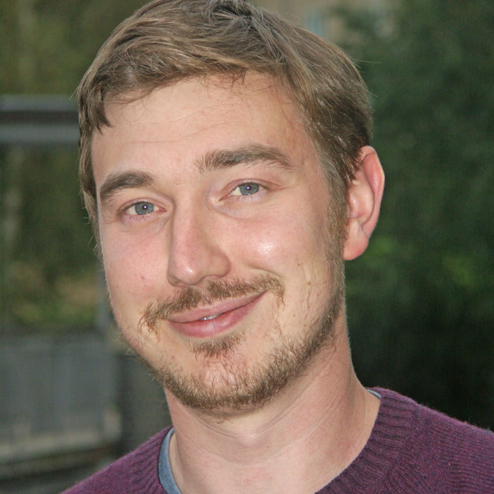 Dr Tom Foulsham with a green background.