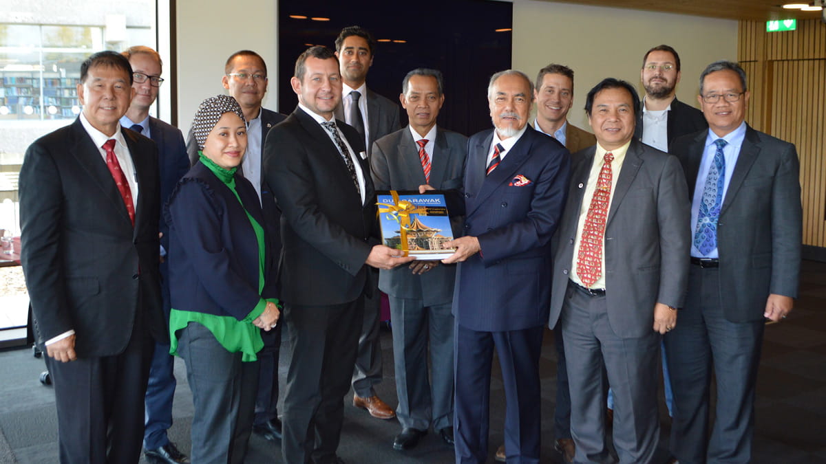 The Sarawak government's delegation exchanges gifts with Essex representatives)