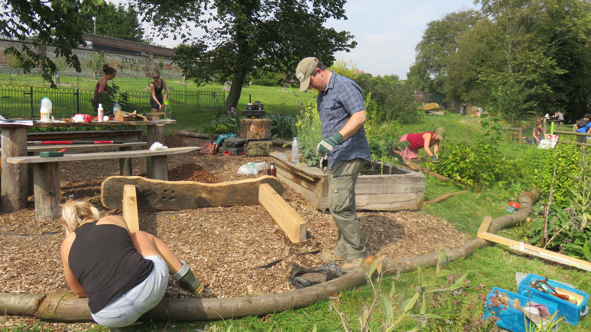 Building Saunders Park edible garden, Saunders Park, Brighton (Image: Brighton & Hove Food Partnership))