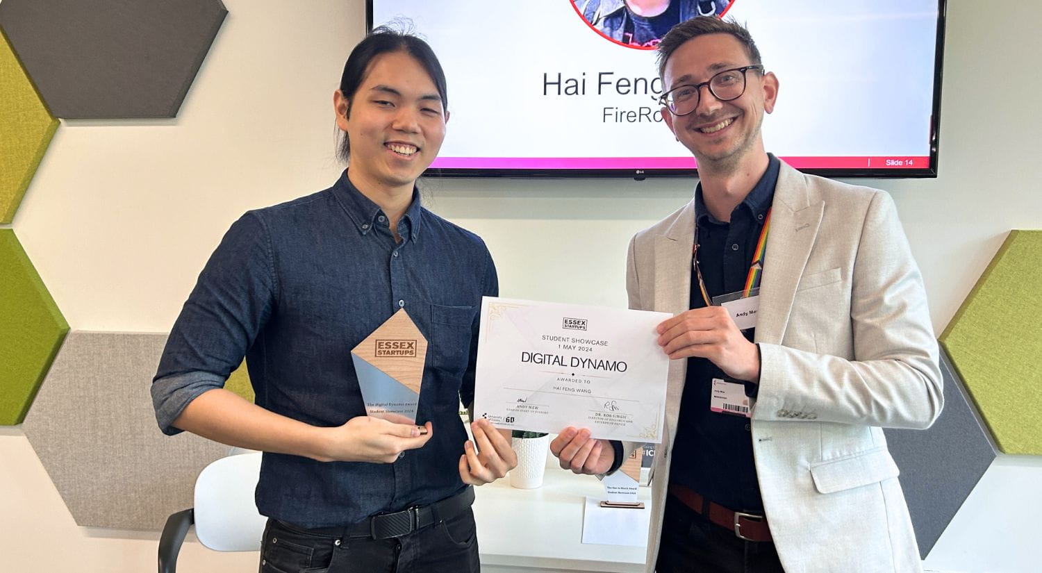 Wang Hai Feng receives award from Andy Mew from Essex Startups