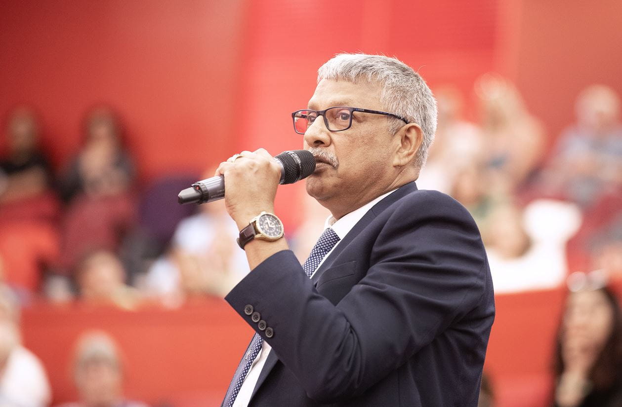 Alumnus and court member, Satha, asks a question at the Annual Meeting