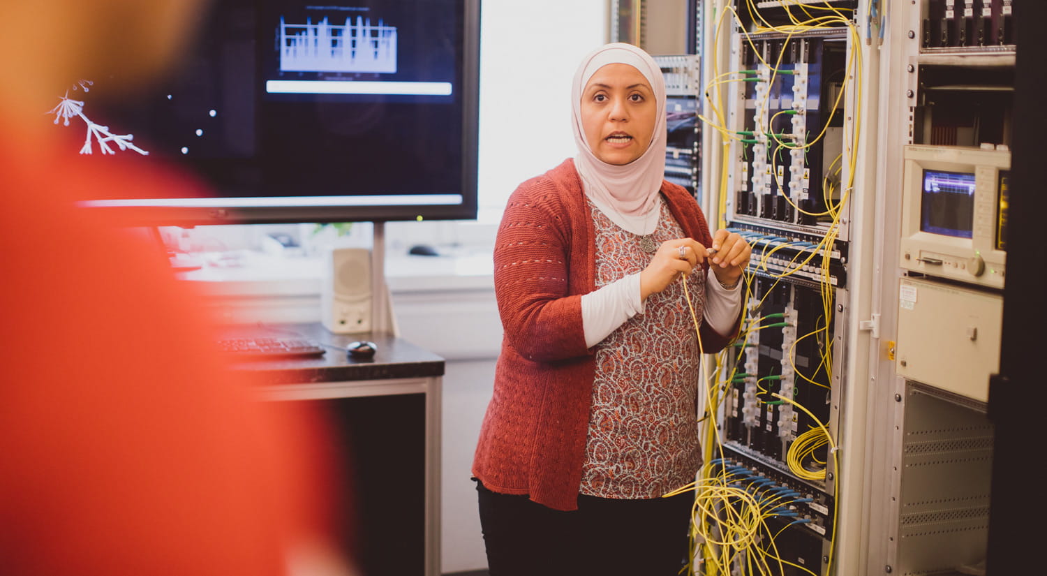 A researcher explaining the use of the technology in a lab